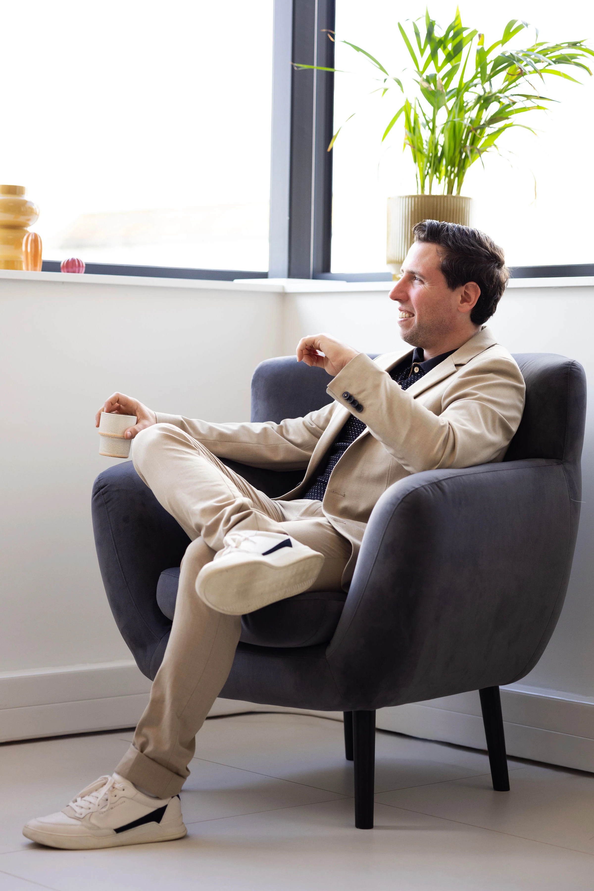 Grégory Di Palma en conversation dans son bureau à Awans