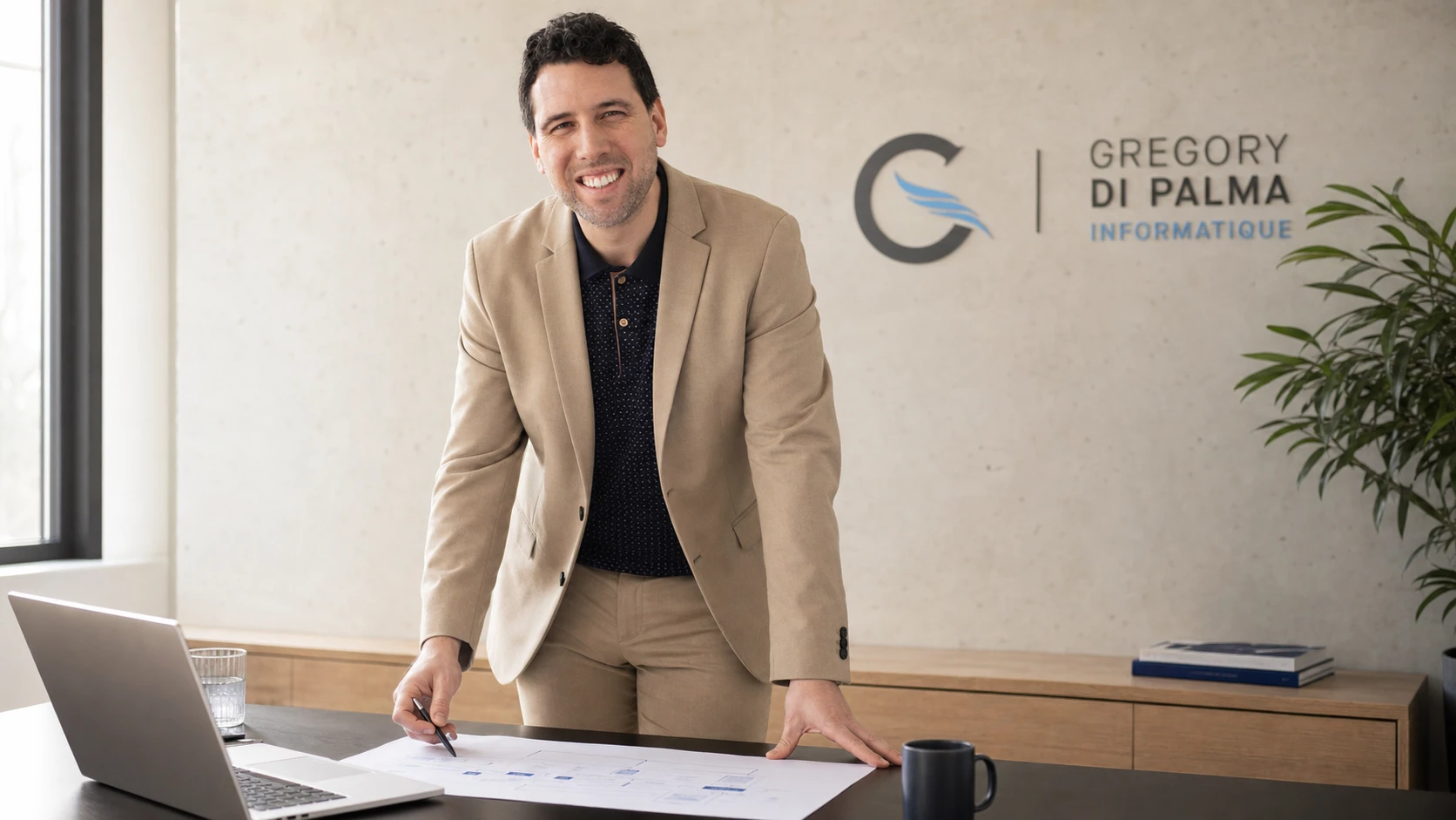 Grégory Di Palma dans un bureau GDP Informatique, en train d’analyser un processus