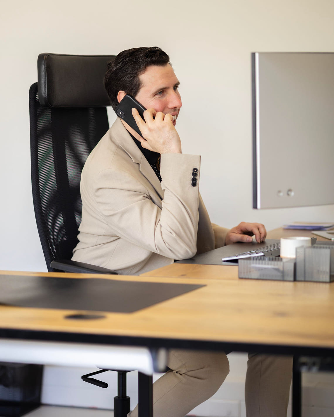 Grégory Di Palma au téléphone à son poste de travail, en train de dérouler une situation client