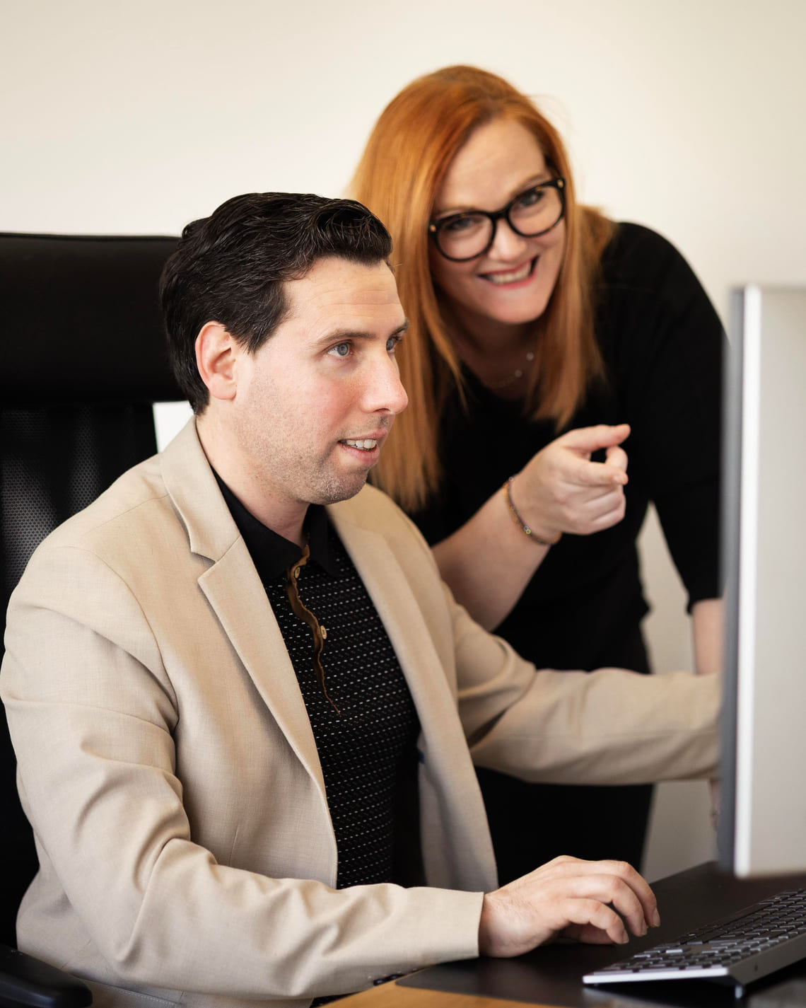 Grégory Di Palma et une collaboratrice examinent ensemble un résultat affiché à l’écran