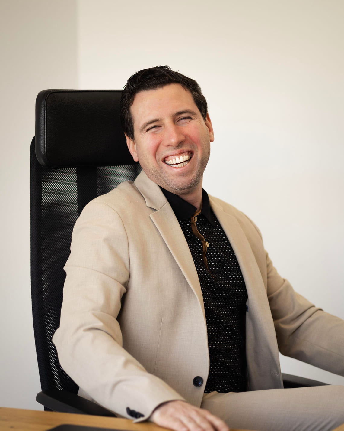 Grégory Di Palma, détendu et souriant dans son fauteuil de bureau, disponible pour répondre aux questions